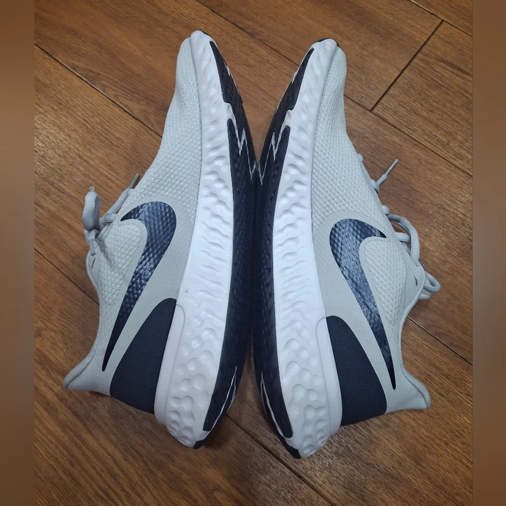 Nike Men's Gray Running Shoes